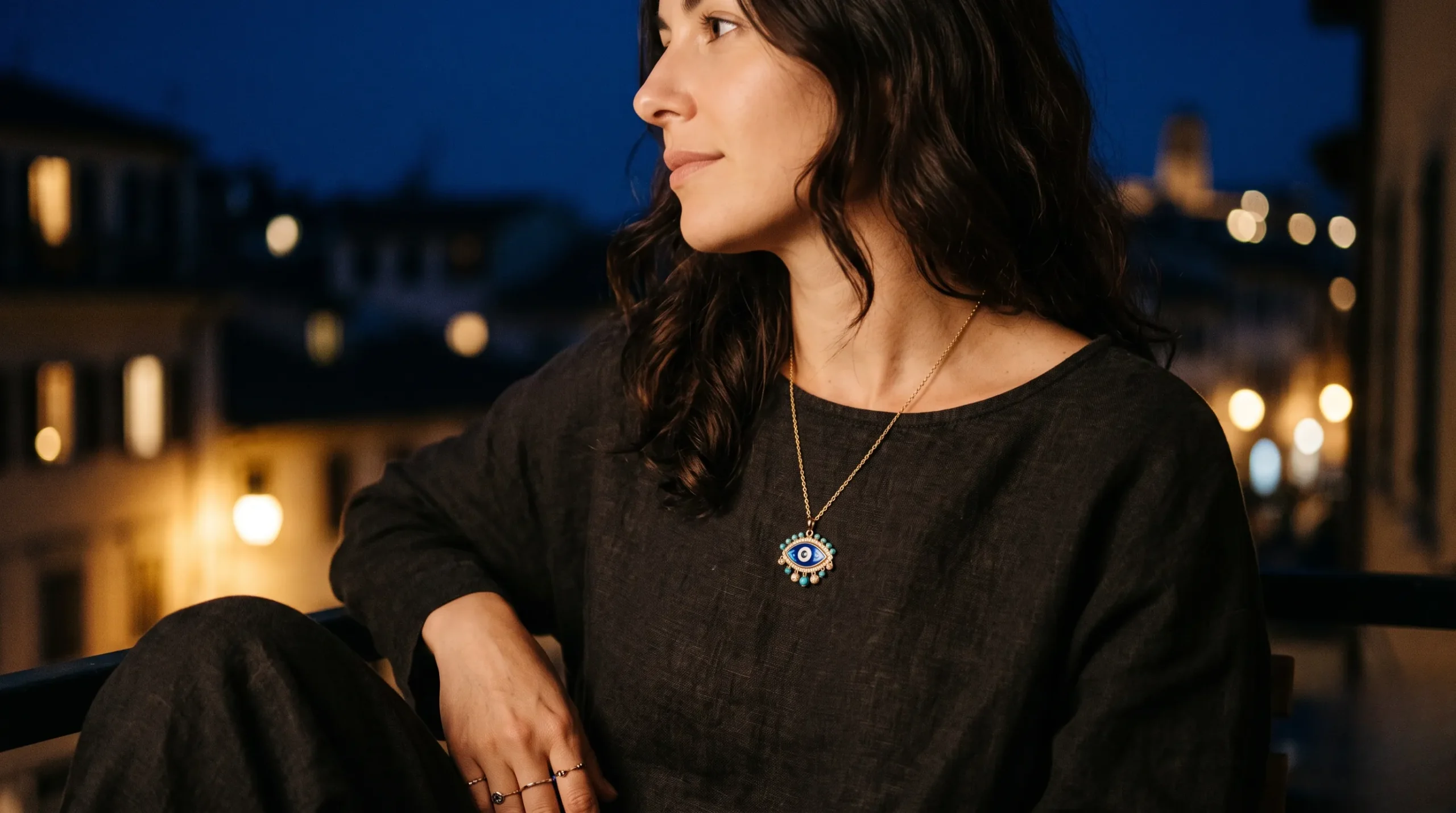 bijou oeil bleu : Un bijou œil bleu scintillant délicatement sur fond de nuit étoilée et dorée