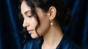 Boucle d'oreille élégante sous une lumière lunaire pour illustrer le symbolisme de l'oreille gauche chez l'homme.