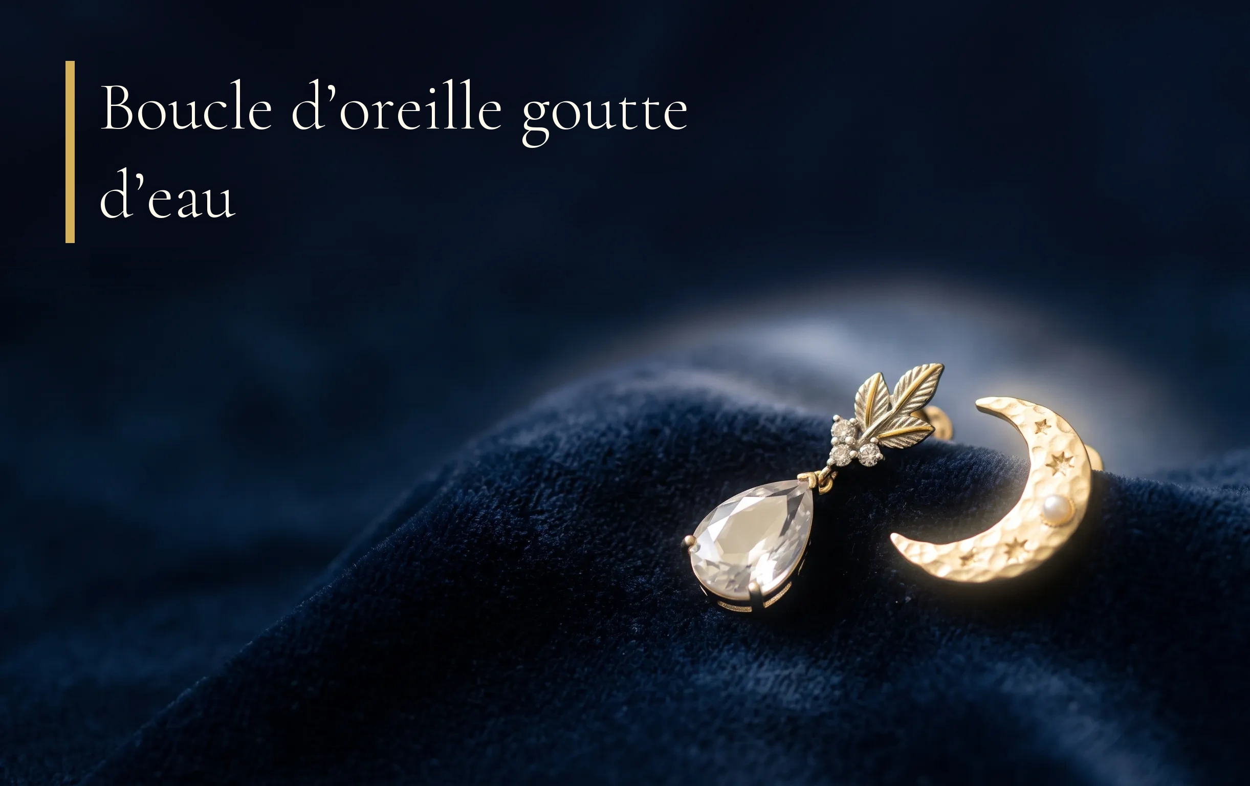 Boucle d'oreille en forme de goutte d'eau posée sur un écrin bleu nuit avec des touches dorées et un halo lunaire