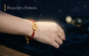 Un bracelet porte-bonheur aux accents dorés posé sur fond bleu nuit sous une lumière lunaire