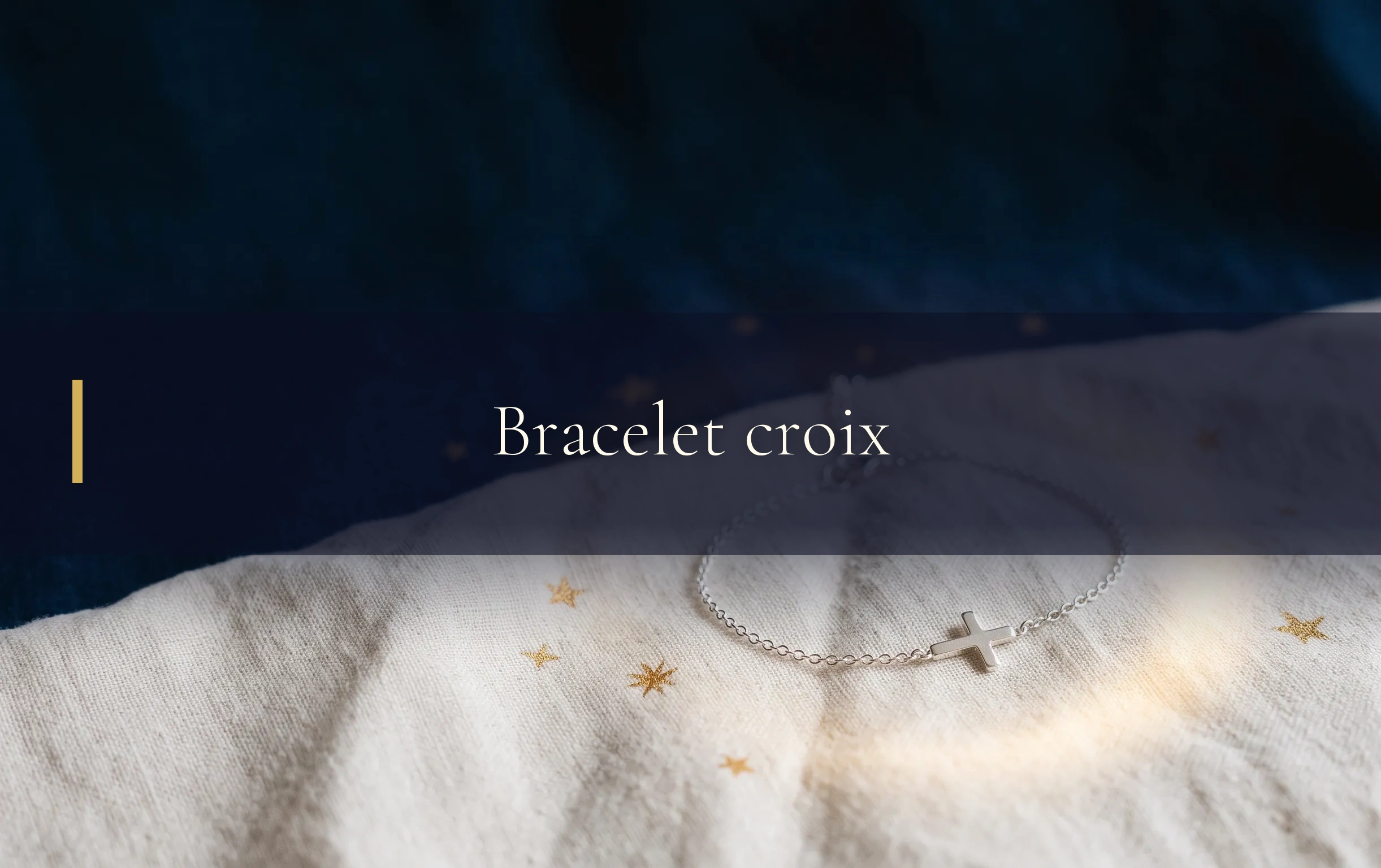 Mise en avant d'un bracelet croix délicat sur fond bleu nuit et touches dorées pour l'article sur les énergies spirituelles.