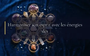 Plusieurs cristaux de lithothérapie disposés en cercle sur fond bleu nuit sous une lueur dorée