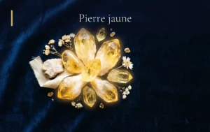 Des pierres jaunes lumineuses reposent sur un tissu sombre pour illustrer le choix de la pierre jaune