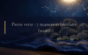 Vue d'ensemble mystique de pierres vertes et de cristaux sous une lumière lunaire dorée sur fond bleu nuit, idéale pour l'en-tête de l'article.